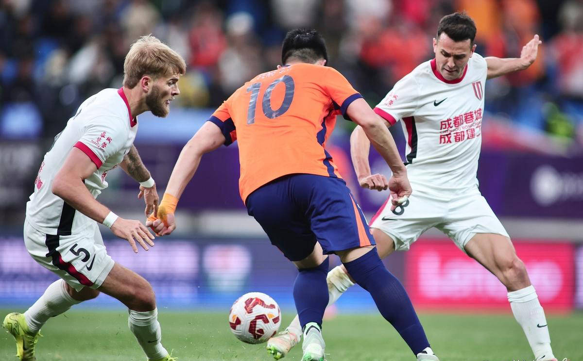 关于足球劲旅联手作战，战胜强大对手登顶胜利的信息